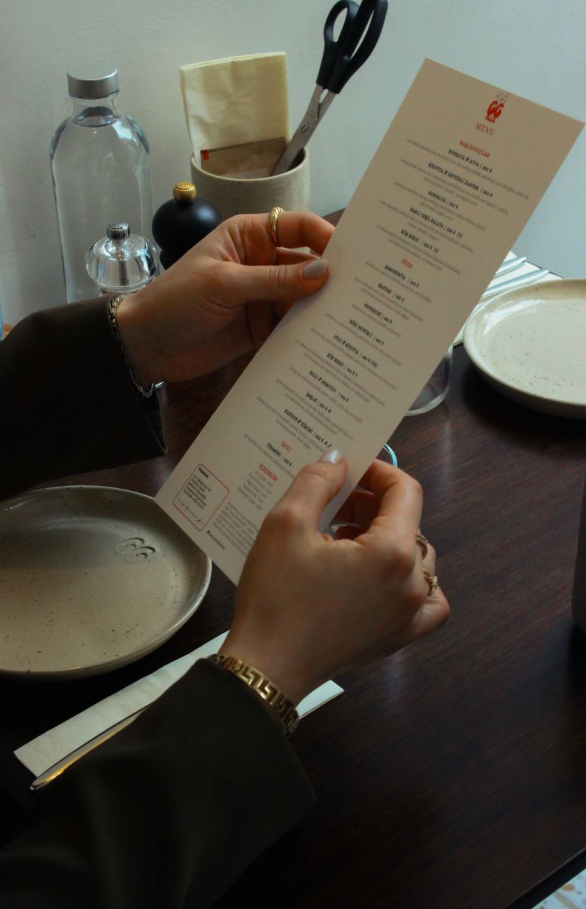Vinliste og glas på et restaurationbord