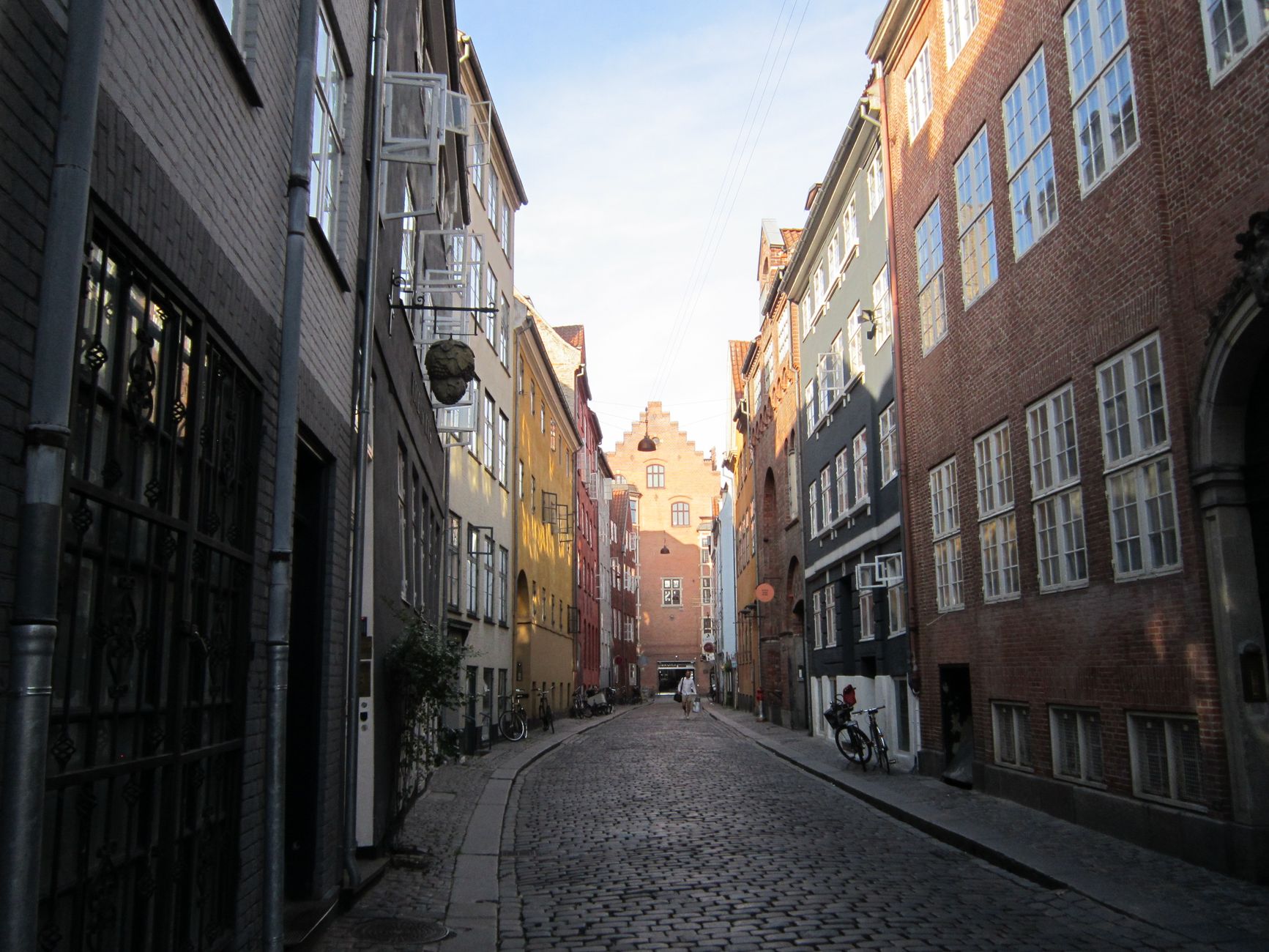 Gamle gader i en sydfynsk by i eftermiddagslys